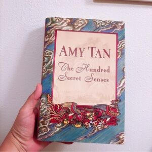 The Hundred Secret Senses. (Hardcover)
TAN Amy Publication 1995 First Edition